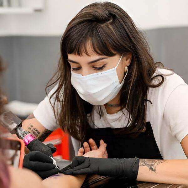 tatuagem sendo feita no Gi Bianco Tattoo Porto