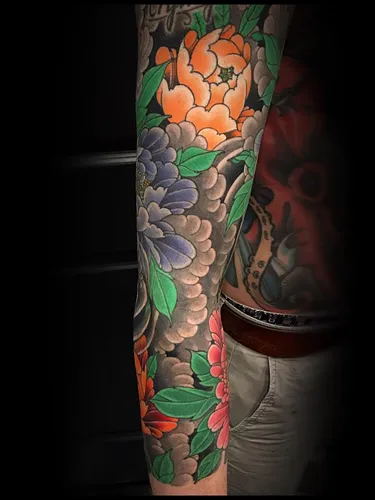 braço tatuado estilo japonês