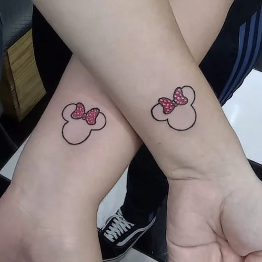 Tattoo minimalista Minnie Mouse