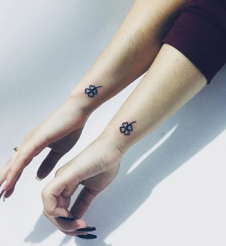 tatuagem trevo de quatro folhas