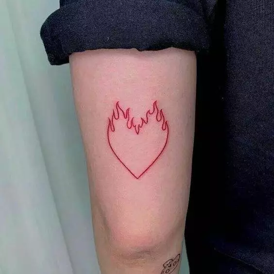 tatuagem coração pegando fogo