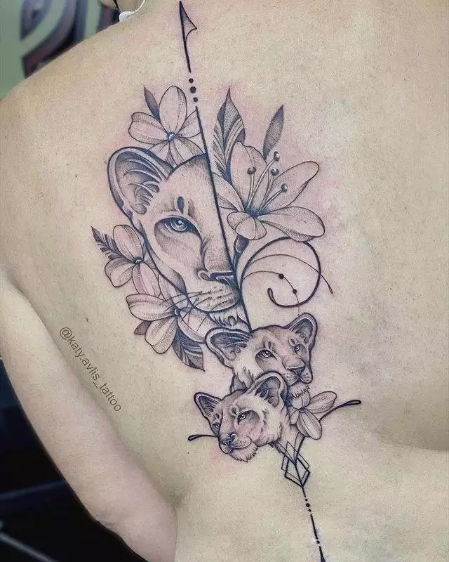 tatuagem feminina leoa e flores