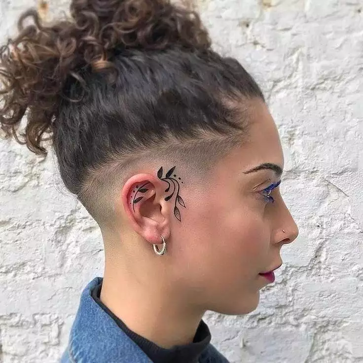 tatuagem de folha na cabeça e orelha