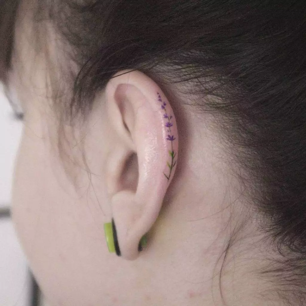 tatuagem flores orelha