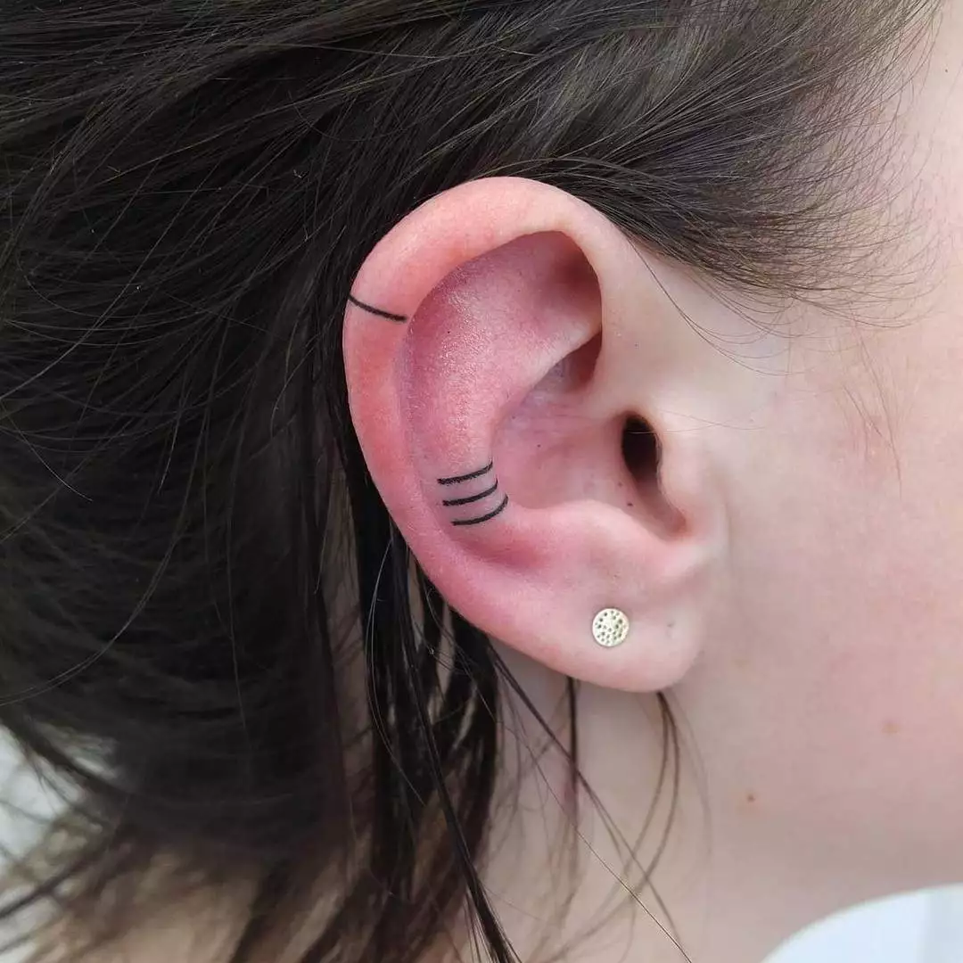 tatuagem listras orelha