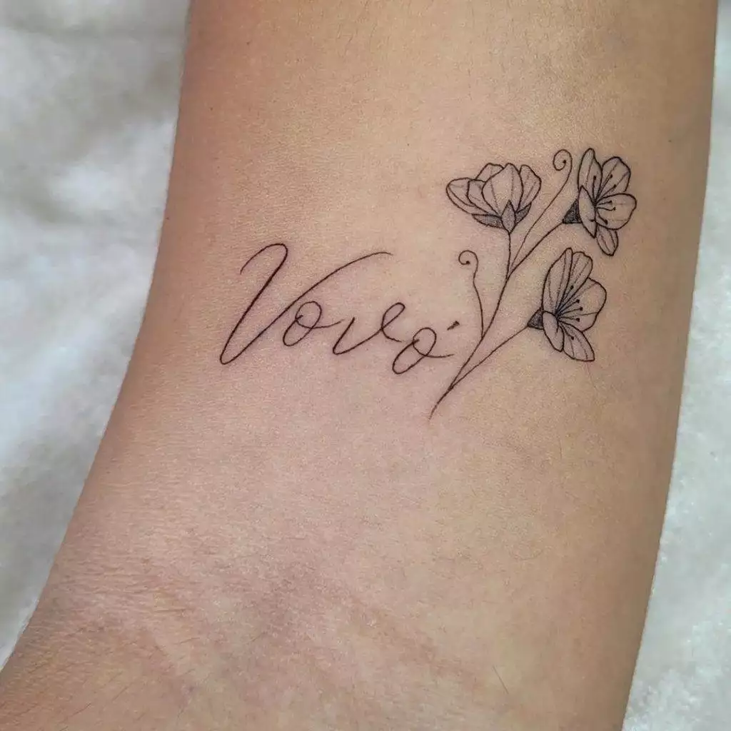 tattoo vovó e flores