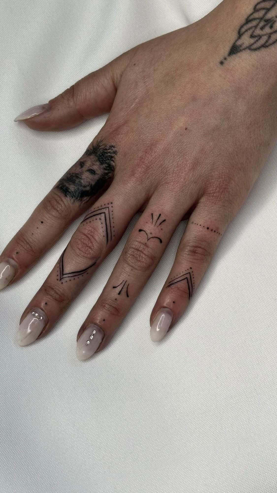 tatuagem feminina fineline dedos das mãos