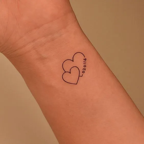 tatuagem de homenagem coração com data