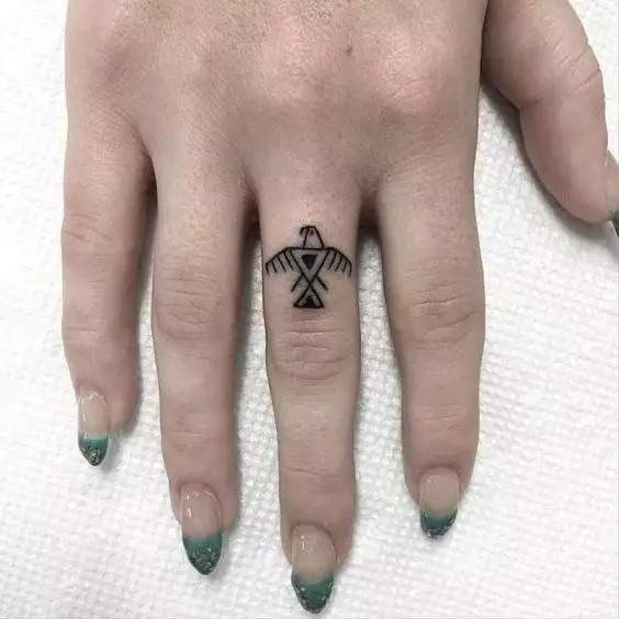 tatuagem águia no dedo