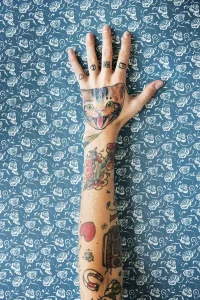 braco tatuado