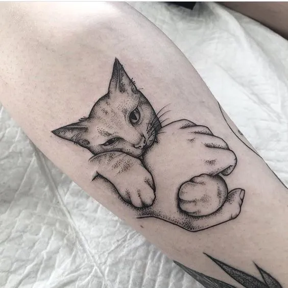 tattoo gato mordendo mão