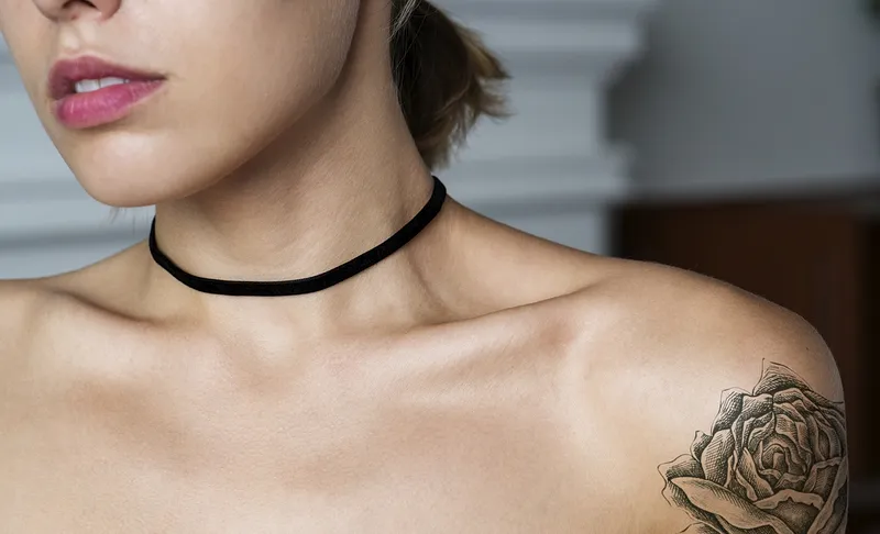 tatuagem em preto no ombro