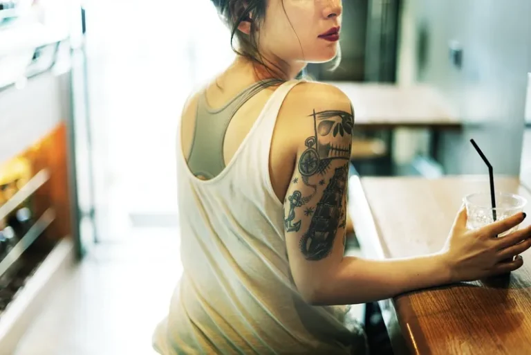 mulher tatuada de costas