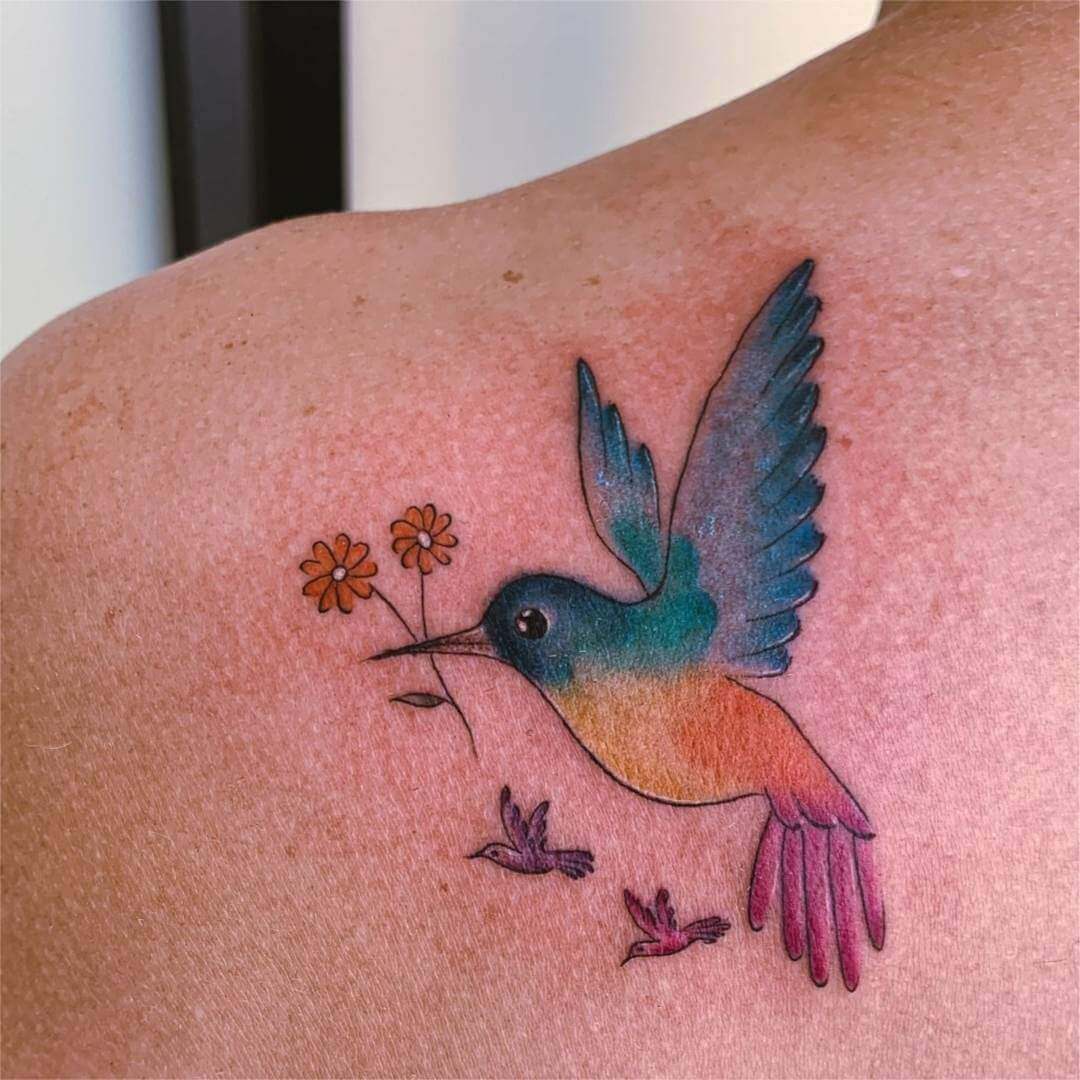tatuagem beija flor delicado e colorido