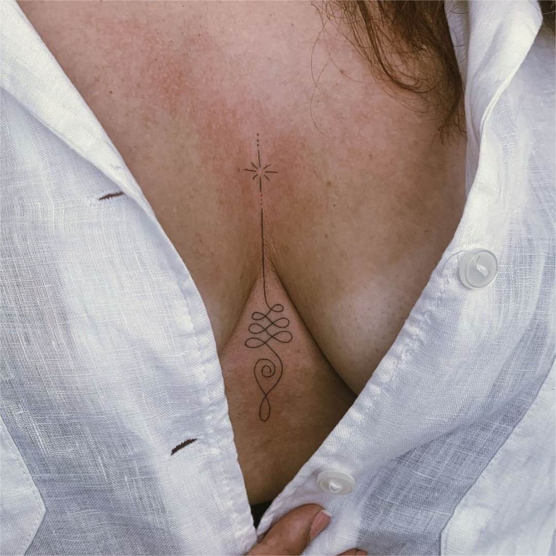 tatuagem feminina entre os seios