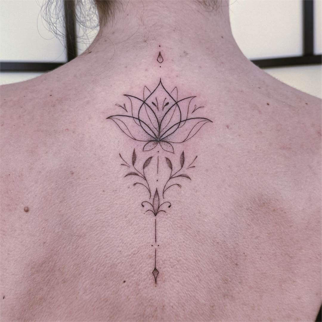 tattoo feminina fineline costas