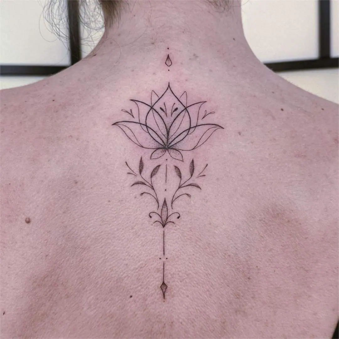 Tatuagem de flor na mão: 60 ideias únicas para te inspirar [FOTOS]