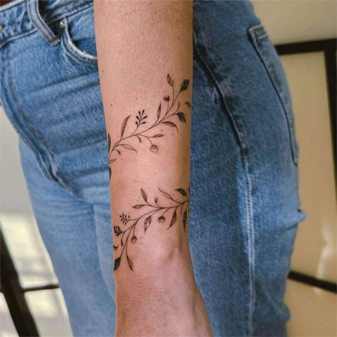 Tatuagem de flor na mão: 60 ideias únicas para te inspirar [FOTOS]