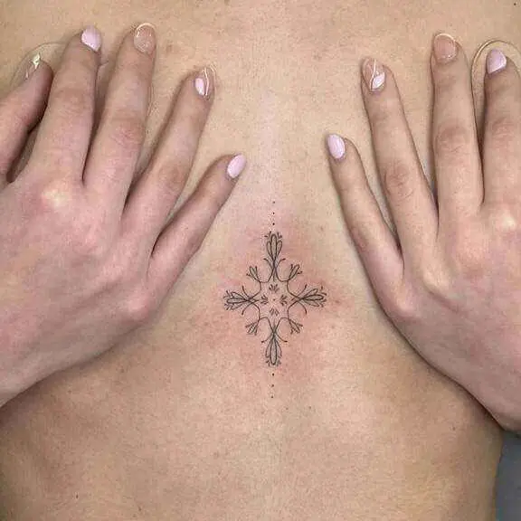 mandala minimalista entre os seios