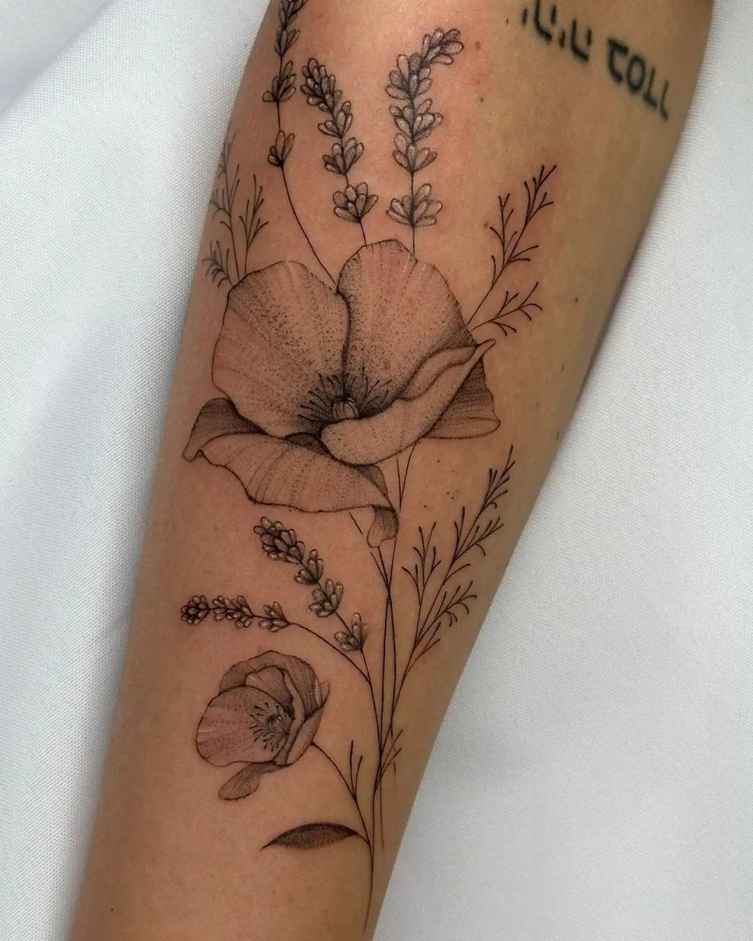 tatuagem feminina no braço de flor