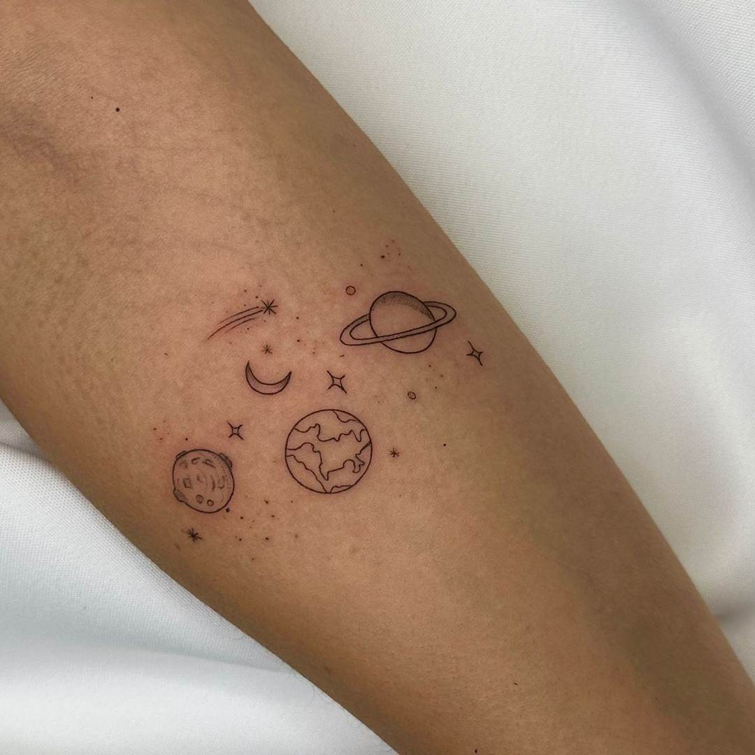 tattoo com tema espacial minimalista