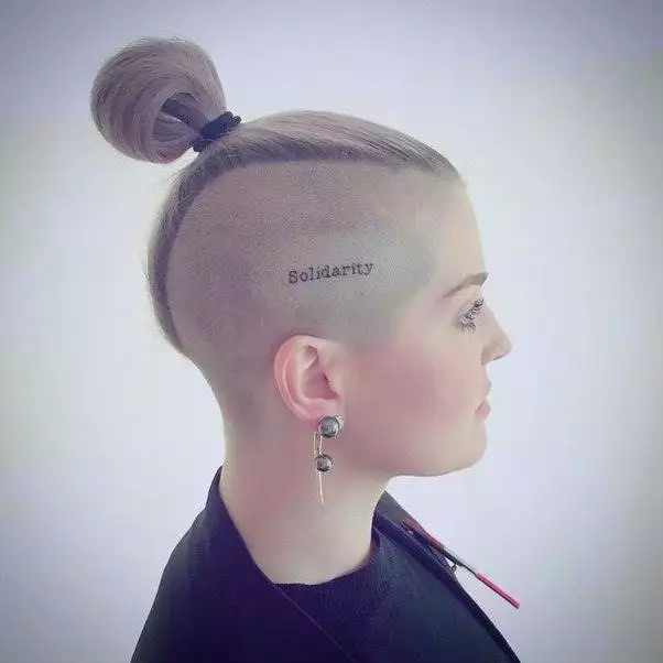 tattoo palavra escrita na cabeça