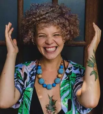 mulher feliz com suas tatuagens