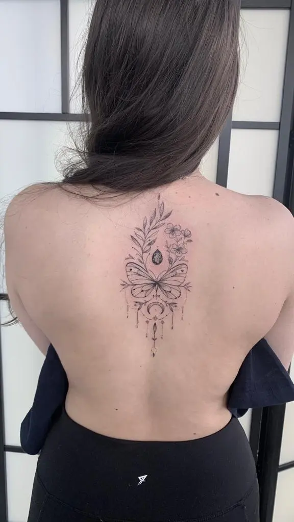borboleta e floral costas tattoo feminina