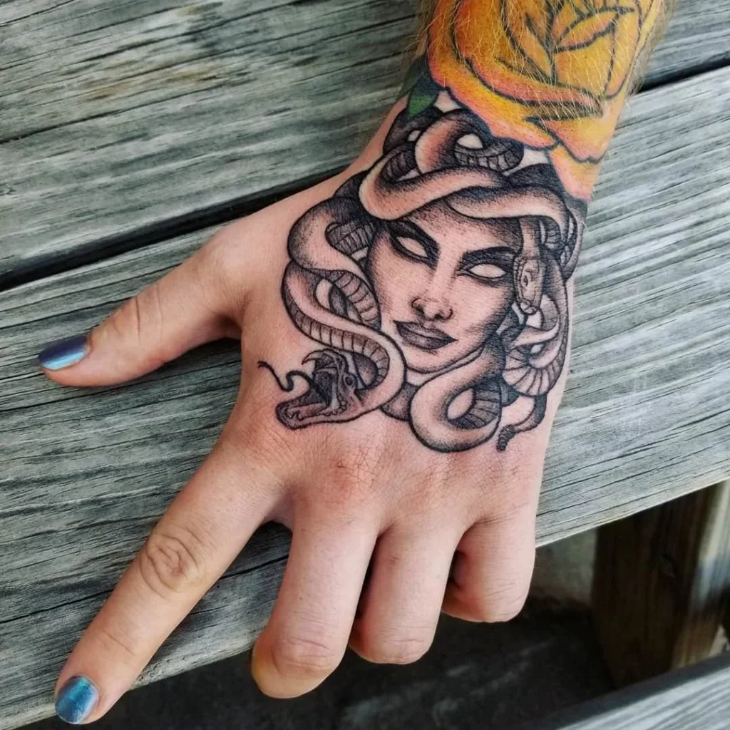 tatuagem da medusa na mão