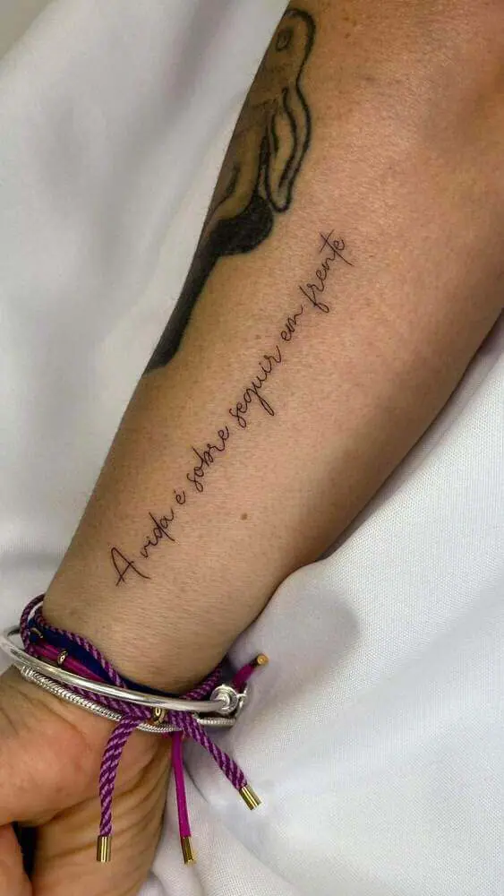 tatuagem feminina escrita fine line