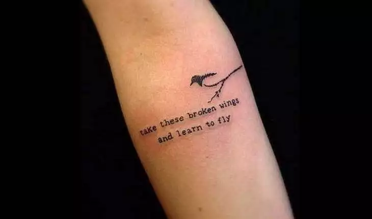 frase com pássaro tattoo