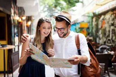 turistas andando na rua em referência a tatuagem e viagens