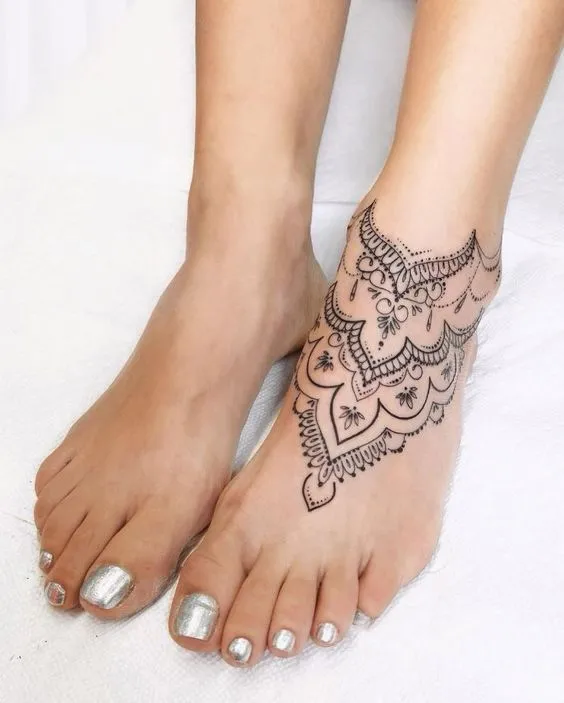 Tatuagem nos pés pontilhada