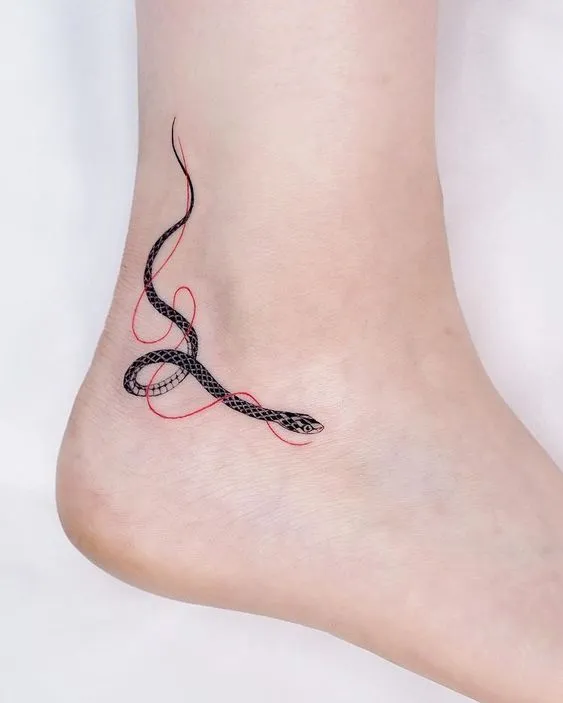 Tatuagem nos pés, desenho de serpente
