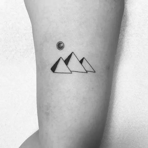 Tatuagem egípcia de pirâmides