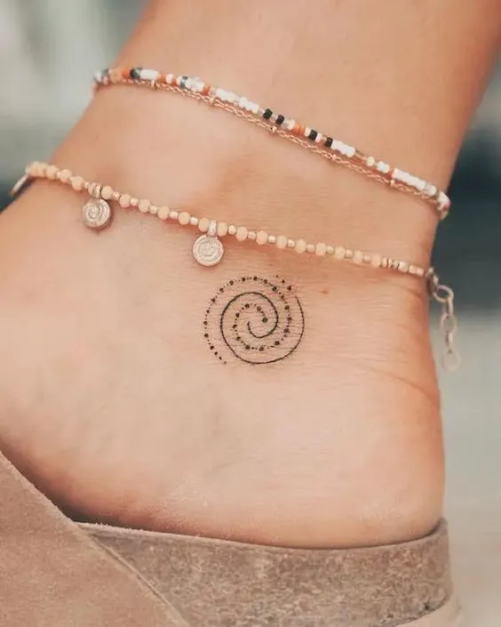 Tatuagem nos pés espiral pontilhada