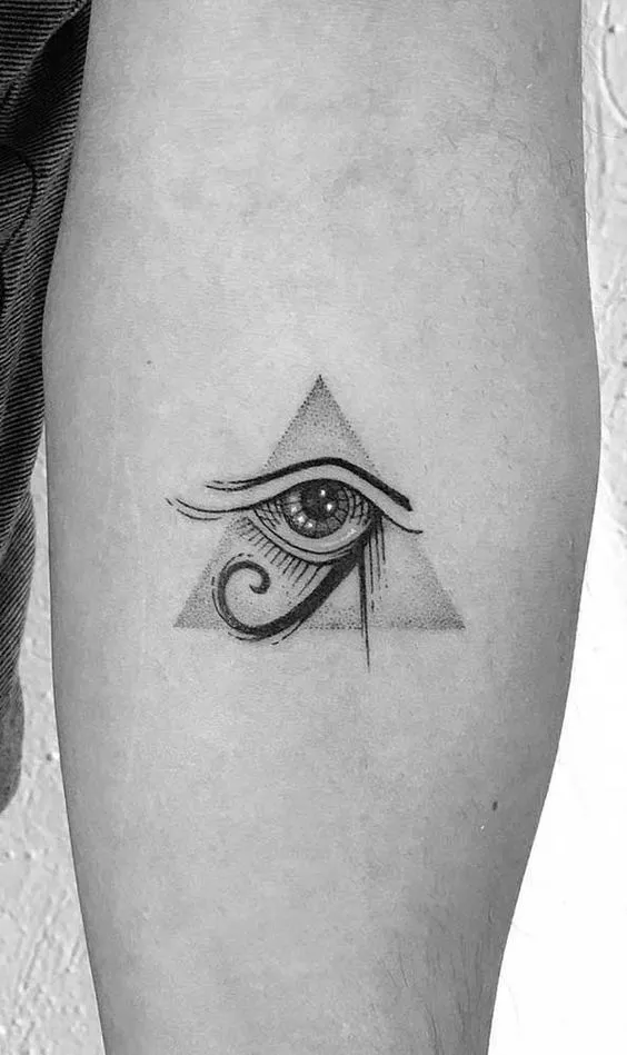 Tatuagem pirâmide olho de hórus