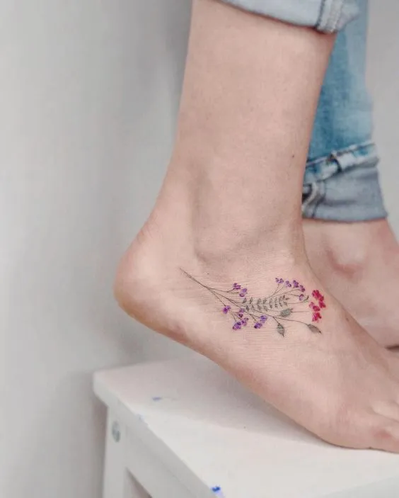 Tatuagem nos pés de flores minimalistas