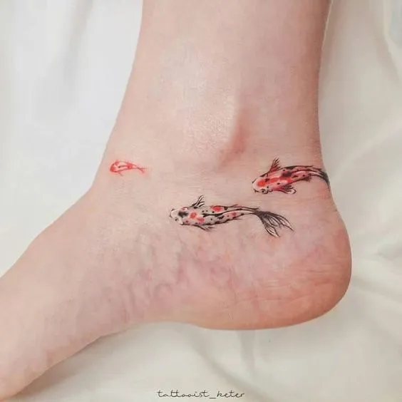 Tatuagem nos pés de peixes coloridos