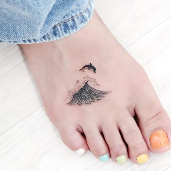 Tatuagem nos pés de ondas