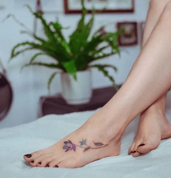 Tatuagem nos pés de flores