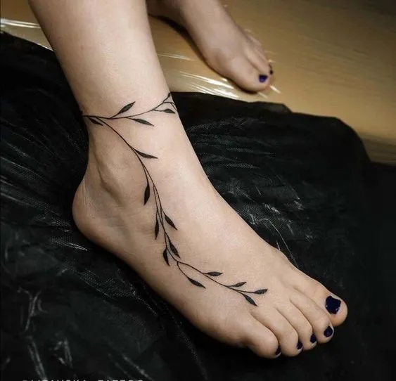 Tatuagem nos pés de folhas