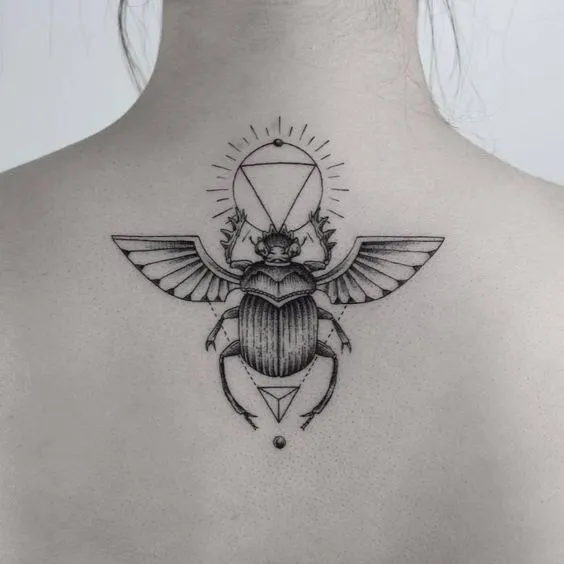 Tatuagem egípcia de escaravelho