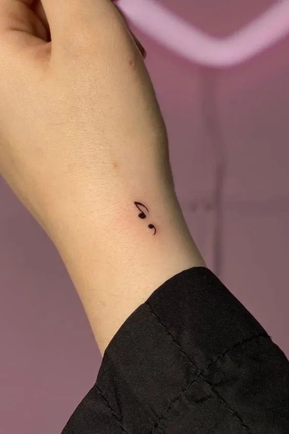 Qual é o significado oculto da tatuagem de ponto e vírgula?