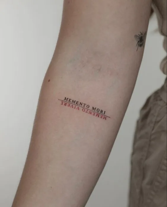 Tatuagem frase memento mori
