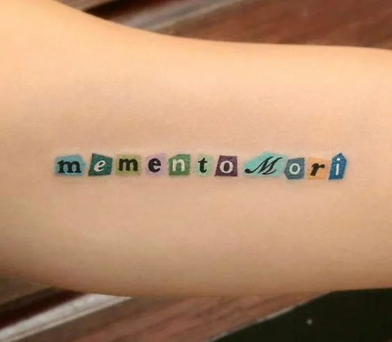 Memento mori escrito com letras inspiradas na tipografia de Friends (série)
