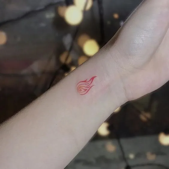Tatuagem de fogo no pulso