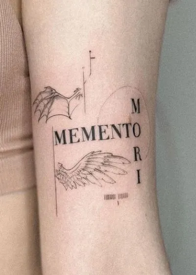 Tatuagem memento mori ilustrado com asas de penas e asas de morcego.