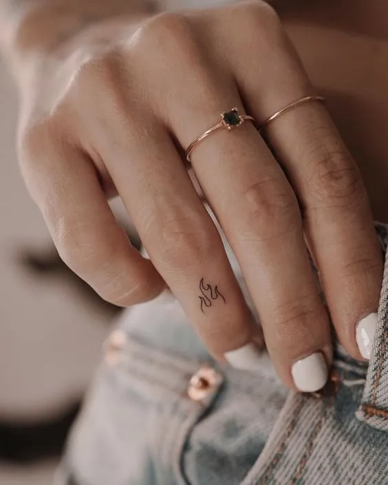Tatuagem de fogo no dedo anelar