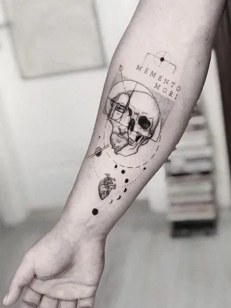 Tatuagem memento mori com desenho de um rosto humano e um rosto esquelético dentro de uma sequência fibonaci